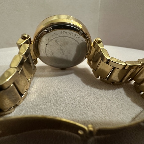 Michael Kors Parker MK5865 Women Rose Gold Analog Dial Quartz Wrist Watch NUL39